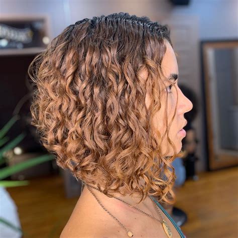 CORTE CHANEL DE BICO EM CABELO CACHEADO .